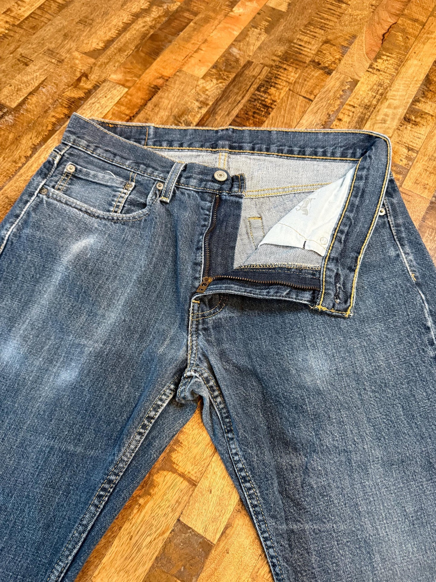 Vintage Levi 559 Jeans 32x32 – Classic Fit Denim Jeans Medium Wash – Forever in Blue Jeans Inspo Closet